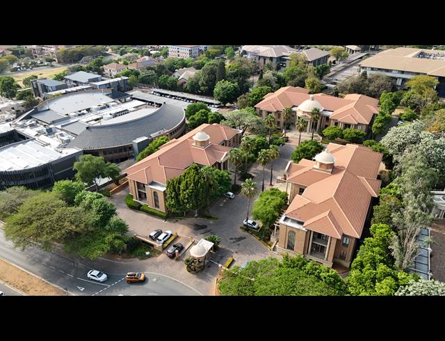 4,790M² OFFICE FOR SALE IN BRYANSTON